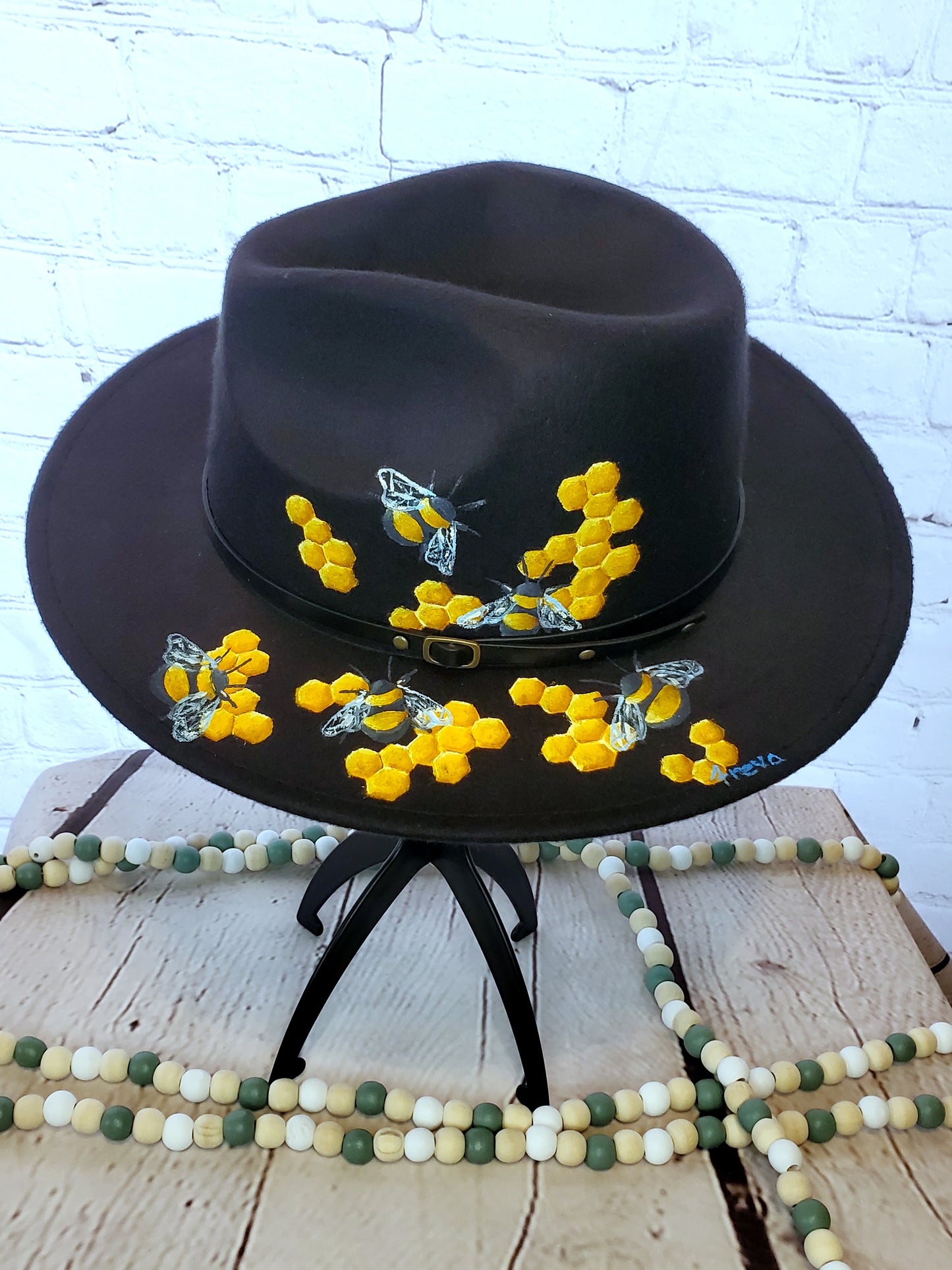 Black bee hat